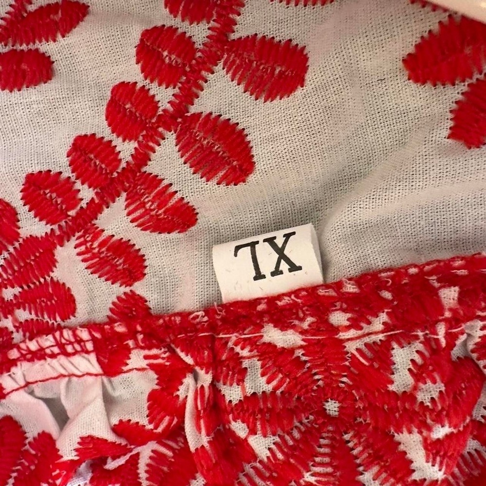 Red and white embroidered polyester blouse with circular floral motifs, size XL - Picture 2 of 8